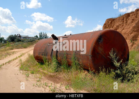 La vecchia ferrovia che vale la pena di serbatoio sul terreno Foto Stock