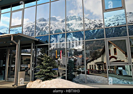 Villaggio e montagne di Pontresina Svizzera riflessa nella vetrina di un negozio. Foto Stock