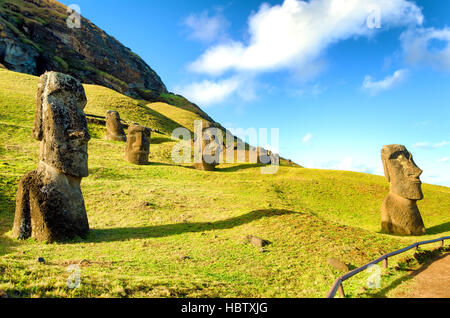 Stone Moai dell'Isola di Pasqua a Rano Raraku in Cile Foto Stock