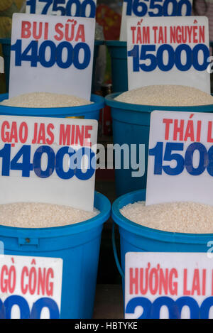 Close up di sacchi di riso in un mercato locale in Vietnam con prezzo Foto Stock