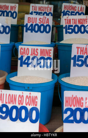 Close up di sacchi di riso in un mercato locale in Vietnam con prezzo Foto Stock