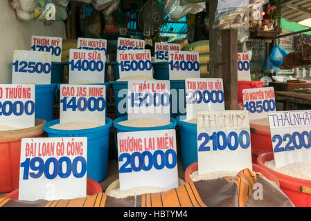 Close up di sacchi di riso in un mercato locale in Vietnam con prezzo Foto Stock