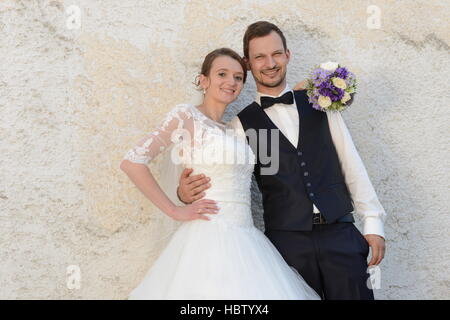 Felice fresco giovane coppia sposata Foto Stock