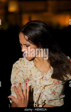 La ballerina di Flamenco Clara Fuentes esecuzione in una strada di Granada, Spagna Foto Stock