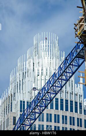 Gru di cantiere in una grande città Foto Stock