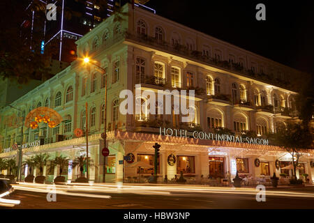 Hotel Continental Saigon durante la notte, la città di Ho Chi Minh (Saigon), Vietnam Foto Stock