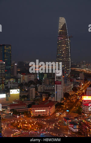 Ben Thanh cerchio di traffico e Bitexco torre finanziaria di notte, Ho Chi Minh (Saigon), Vietnam Foto Stock