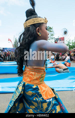 Ragazzo Balinese suonare il flauto durante la tradizionale cerimonia Nyepi a Bali Foto Stock