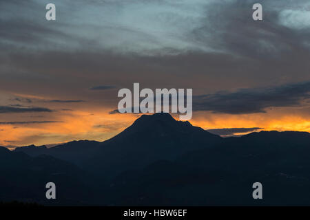 Pania della Croce la montagna e la medievale cittadina collinare di Barga dalla terrazza della chiesa Collegiata di San Cristoforo, Barga in Toscana, Italia. Foto Stock