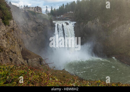 Una nebbia pesante sorge come Snoqualmie Falls giunchi potentemente. Foto Stock