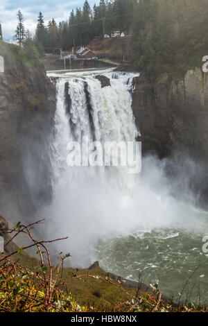 Una nebbia pesante sorge come Snoqualmie Falls giunchi potentemente. Foto Stock