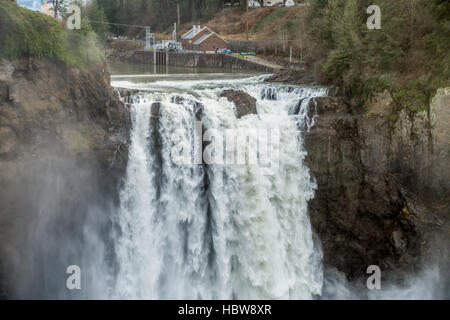 Una nebbia pesante sorge come Snoqualmie Falls giunchi potentemente. Foto Stock