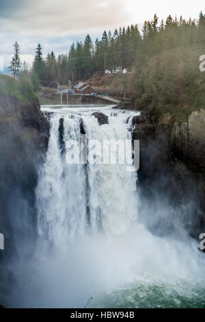 Una nebbia pesante sorge come Snoqualmie Falls giunchi potentemente. Foto Stock