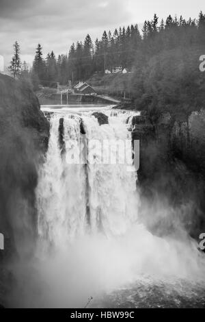 Una nebbia pesante sorge come Snoqualmie Falls giunchi potentemente. Foto Stock