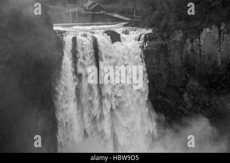 Una nebbia pesante sorge come Snoqualmie Falls giunchi potentemente. Foto Stock