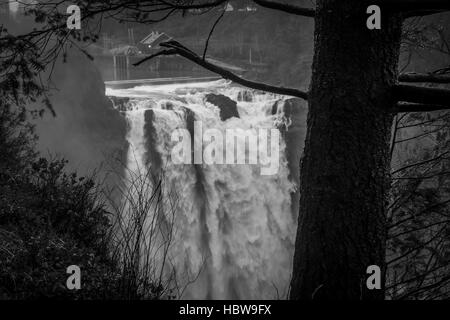 Una nebbia pesante sorge come Snoqualmie Falls giunchi potentemente. Foto Stock