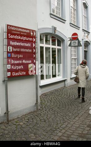 Per il traffico turistico informazioni Indicazioni stradali su una strada a ciottoli nel mercato comune di Monschau Renania settentrionale-Vestfalia Germania UE 2016 Foto Stock