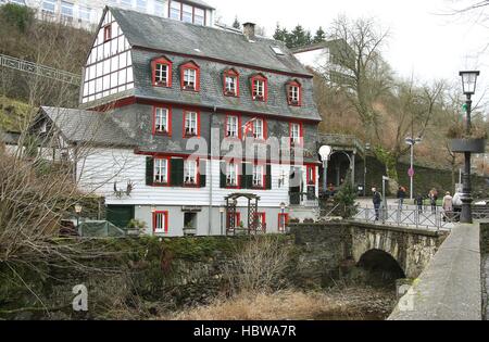 Il Cafe & Restaurant Thelen nel mercato comune di Monschau Renania settentrionale-Vestfalia Germania UE 2016 Foto Stock