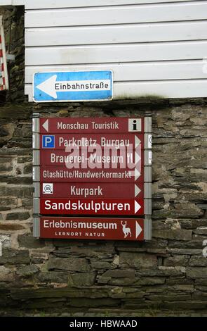 Il traffico di informazioni turistiche indicazioni stradali su una strada a ciottoli nel mercato comune di Monschau Renania settentrionale-Vestfalia Germania UE 2016 Foto Stock