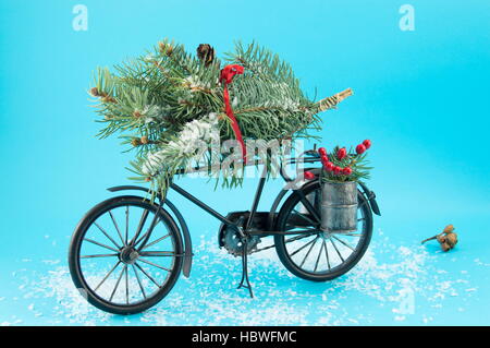 Biciclette giocattolo con decorazioni di Natale su sfondo blu Foto Stock