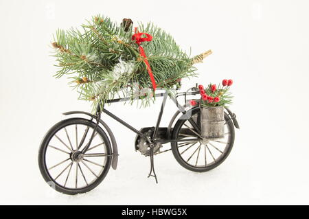 Biciclette giocattolo con decorazioni di Natale su sfondo bianco Foto Stock