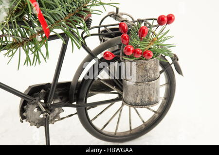 Biciclette giocattolo con decorazioni di Natale su sfondo bianco Foto Stock