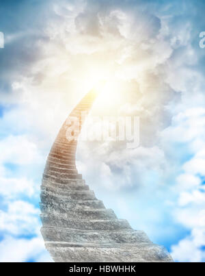 La scala che sale al cielo celeste Foto Stock