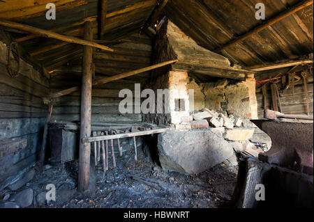 L'interno della vecchia officina di fabbro. Foto Stock