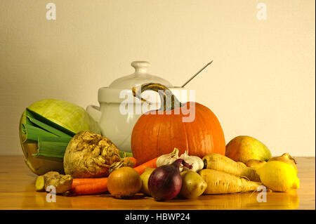 La bellezza di cadere come una vita ancora con la zuppa di verdure e una zuppiera su un tavolo di legno Foto Stock