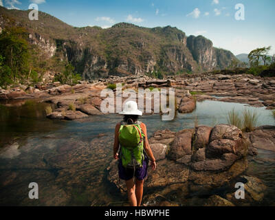 Ragazza su una escursione attraverso i fiumi e le montagne della Chapada dos Veadeiros Foto Stock