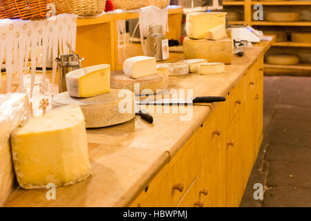 Formaggio alsaziano shop / cantina nel centro di Colmar, Alsazia, Francia Foto Stock