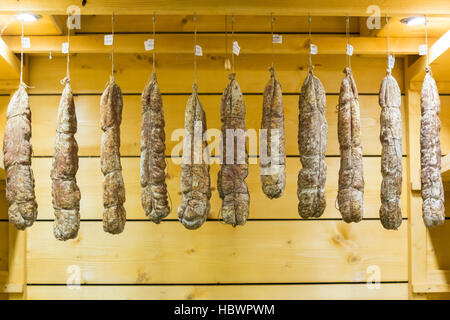 Formaggio alsaziano shop / cantina nel centro di Colmar, Alsazia, Francia Foto Stock