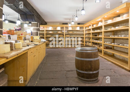 Formaggio alsaziano shop / cantina nel centro di Colmar, Alsazia, Francia Foto Stock