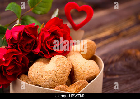 Cuore del tessuto vicino a casella cookie. Foto Stock