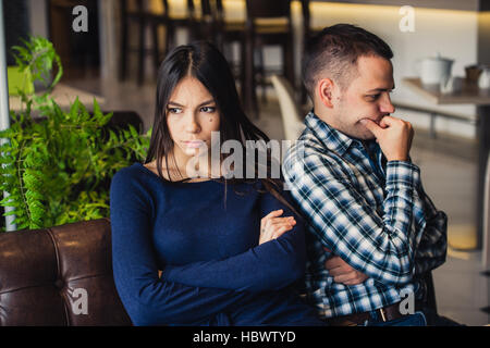 Giovane presso il cafe durante il pranzo. Essi stanno prendendo offesa e seduta indietro Foto Stock