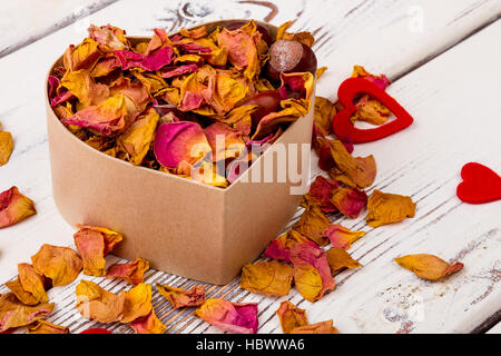 Pot-pourri e castagne nei pressi di cuori. Foto Stock