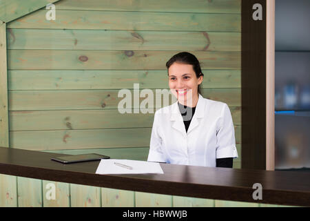 Felice salone di bellezza ritratto di manager. Concetto di business e la cura del corpo Foto Stock