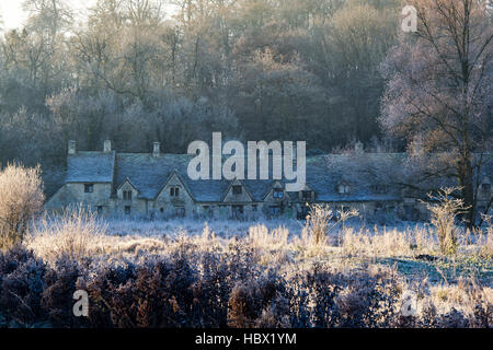 Arlington riga nel gelo invernale. Bibury, Cotswolds, Gloucestershire, Inghilterra Foto Stock