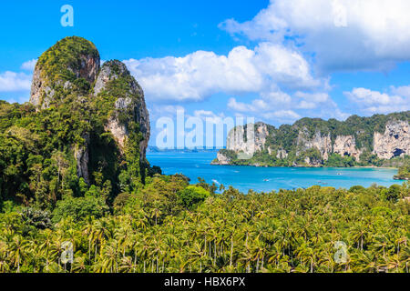 Krabi, Thailandia. Vista dalla scogliera sulla Railay Beach, Ao Nang. Foto Stock