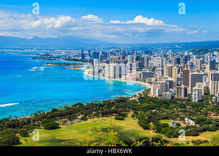 Skyline di Honolulu, Hawaii e la zona circostante compresi gli alberghi e gli edifici su Waikiki Beach Foto Stock