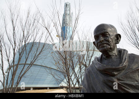 Statua del Mahatma Gandhi al di fuori del museo canadese per i Diritti Umani in Winnipeg, Canada. Foto Stock