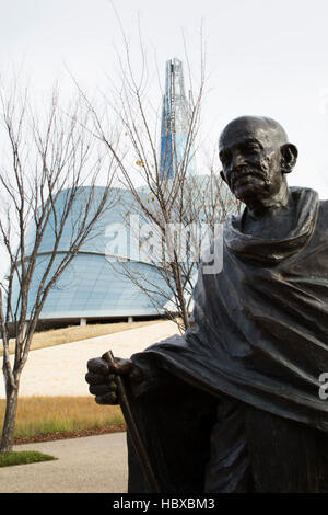 Il Mahatma Gandhi statua al di fuori del museo canadese per i Diritti Umani in Winnipeg, Canada. Foto Stock