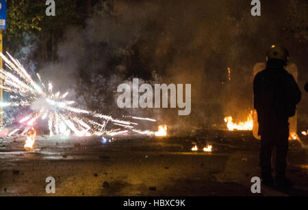 Atene, Grecia. 06 Dic, 2016. Scontri tra dimostranti e polizia nella regione di Exarcheia di Atene dopo la fine della manifestazione in ricordo di 15 anni studente Alexis Grigoroulos che è stato ucciso da un poliziotto. Credito: George Panagakis/Pacific Press/Alamy Live News Foto Stock