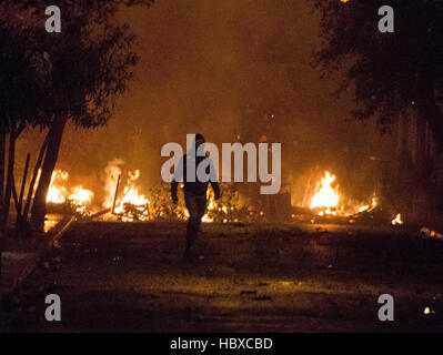 Atene, Grecia. 06 Dic, 2016. Scontri tra dimostranti e polizia nella regione di Exarcheia di Atene dopo la fine della manifestazione in ricordo di 15 anni studente Alexis Grigoroulos che è stato ucciso da un poliziotto. Credito: George Panagakis/Pacific Press/Alamy Live News Foto Stock