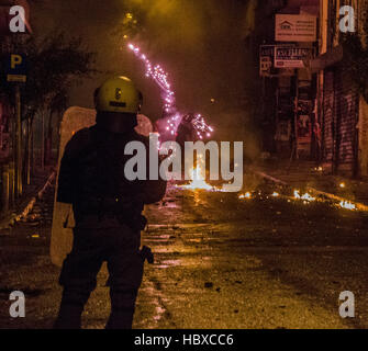 Atene, Grecia. 06 Dic, 2016. Scontri tra dimostranti e polizia nella regione di Exarcheia di Atene dopo la fine della manifestazione in ricordo di 15 anni studente Alexis Grigoroulos che è stato ucciso da un poliziotto. Credito: George Panagakis/Pacific Press/Alamy Live News Foto Stock