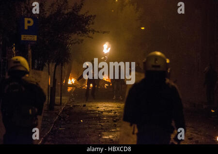 Atene, Grecia. 06 Dic, 2016. Scontri tra dimostranti e polizia nella regione di Exarcheia di Atene dopo la fine della manifestazione in ricordo di 15 anni studente Alexis Grigoroulos che è stato ucciso da un poliziotto. Credito: George Panagakis/Pacific Press/Alamy Live News Foto Stock