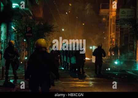 Atene, Grecia. 06 Dic, 2016. Scontri tra dimostranti e polizia nella regione di Exarcheia di Atene dopo la fine della manifestazione in ricordo di 15 anni studente Alexis Grigoroulos che è stato ucciso da un poliziotto. Credito: George Panagakis/Pacific Press/Alamy Live News Foto Stock