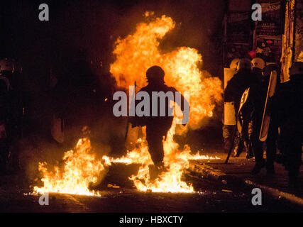 Atene, Grecia. 06 Dic, 2016. Scontri tra dimostranti e polizia nella regione di Exarcheia di Atene dopo la fine della manifestazione in ricordo di 15 anni studente Alexis Grigoroulos che è stato ucciso da un poliziotto. Credito: George Panagakis/Pacific Press/Alamy Live News Foto Stock