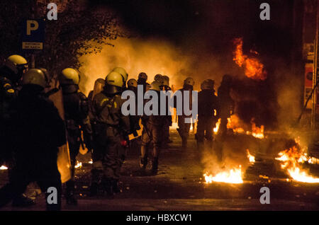 Atene, Grecia. 06 Dic, 2016. Scontri tra dimostranti e polizia nella regione di Exarcheia di Atene dopo la fine della manifestazione in ricordo di 15 anni studente Alexis Grigoroulos che è stato ucciso da un poliziotto. Credito: George Panagakis/Pacific Press/Alamy Live News Foto Stock