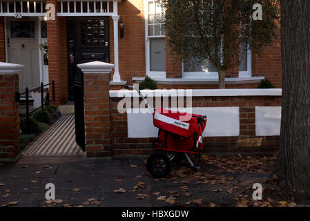 Foglie di autunno Royal Mail portalettere consegna carrello, Barnes West London Foto Stock